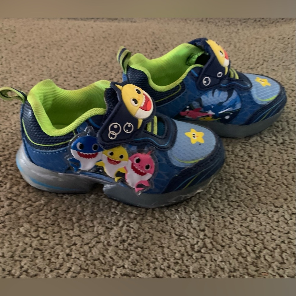 Pinkfong Baby Shark Sneakers Light-up Shoes size toddler 7